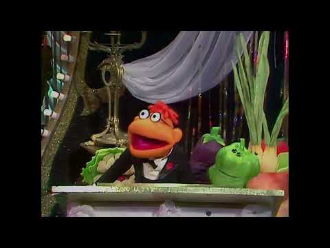 The Muppet Show - 412: Phyllis George - Nomination for Best Performance by Inanimate Object (1979)