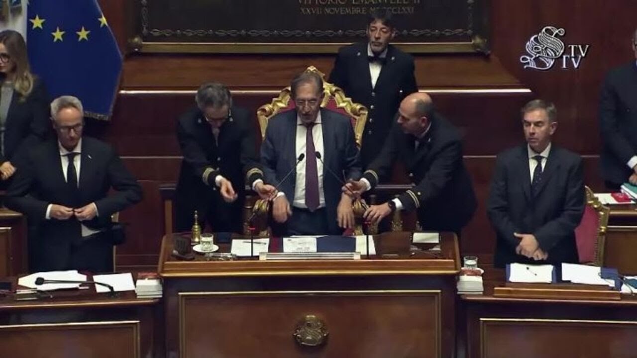 La Russa ricorda Ornella Vanoni in Aula e chiede un minuto di silenzio. Poi, l'applauso dei Senatori