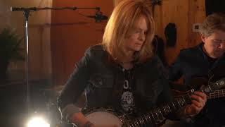 &quot;Sun And Water (Here Comes The Sun/Waters Of March)&quot; – Alison Brown (Live)