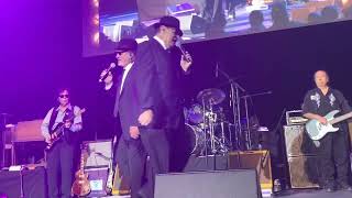 The Blues Brothers (Dan Aykroyd &amp; Jim Belushi) performing Flip Flop Fly