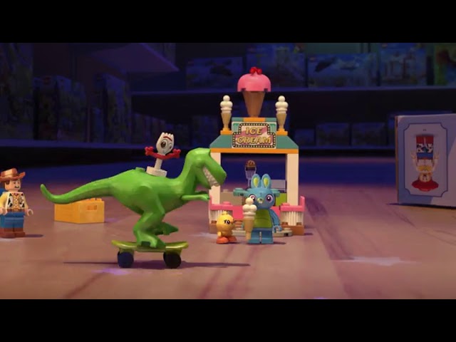 Vídeo relacionado con LEGO 4+ Toy Story 4: Alegre Tren de la Feria, Juguete de Construcción de Disney Pixar, Atracción con Minifigura de Buzz Lightyear (10771)