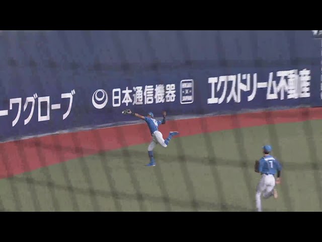 【3回裏】ファイターズ・万波中正 伸びた打球に追いつくファインプレー!!   2024年8月17日 オリックス・バファローズ 対 北海道日本ハムファイターズ