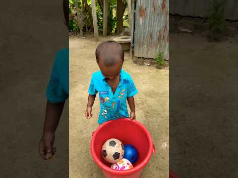 Je ne trouve pas le ballon de Chotu #footballpourd'enfants #b&eacute;b&eacute;mignon #dr&ocirc;le