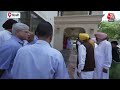 Arvind Kejriwal Surrender: Tihar जाने से पहले Kejriwal Delhi के प्राचीन हनुमान मंदिर पहुंचे | AajTak - Video