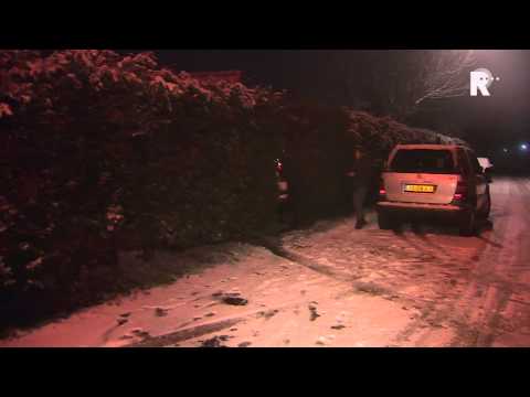 In Strijen raakte een automobilist van de weg en reed tegen een woning aan