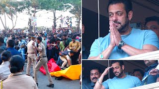 Download lagu Salman Khan Waves His Hand Outside Galaxy Apartment For Fans On His 57th Birthday | Salim Khan mp3 Download lagu Salman Khan Waves His Hand Outside Galaxy Apartment For Fans On His 57th Birthday | Salim Khan mp3
