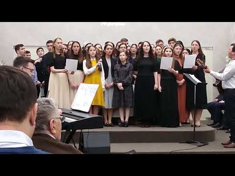 CÂNTĂ UN GRUP DE TINERI LA BISERICA BETEL BOTOȘANI