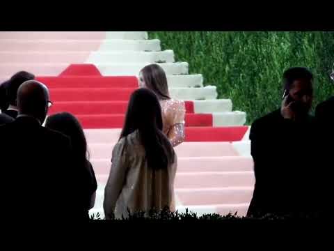 Paparazzi threatening a guy for blocking their view of Beyoncé