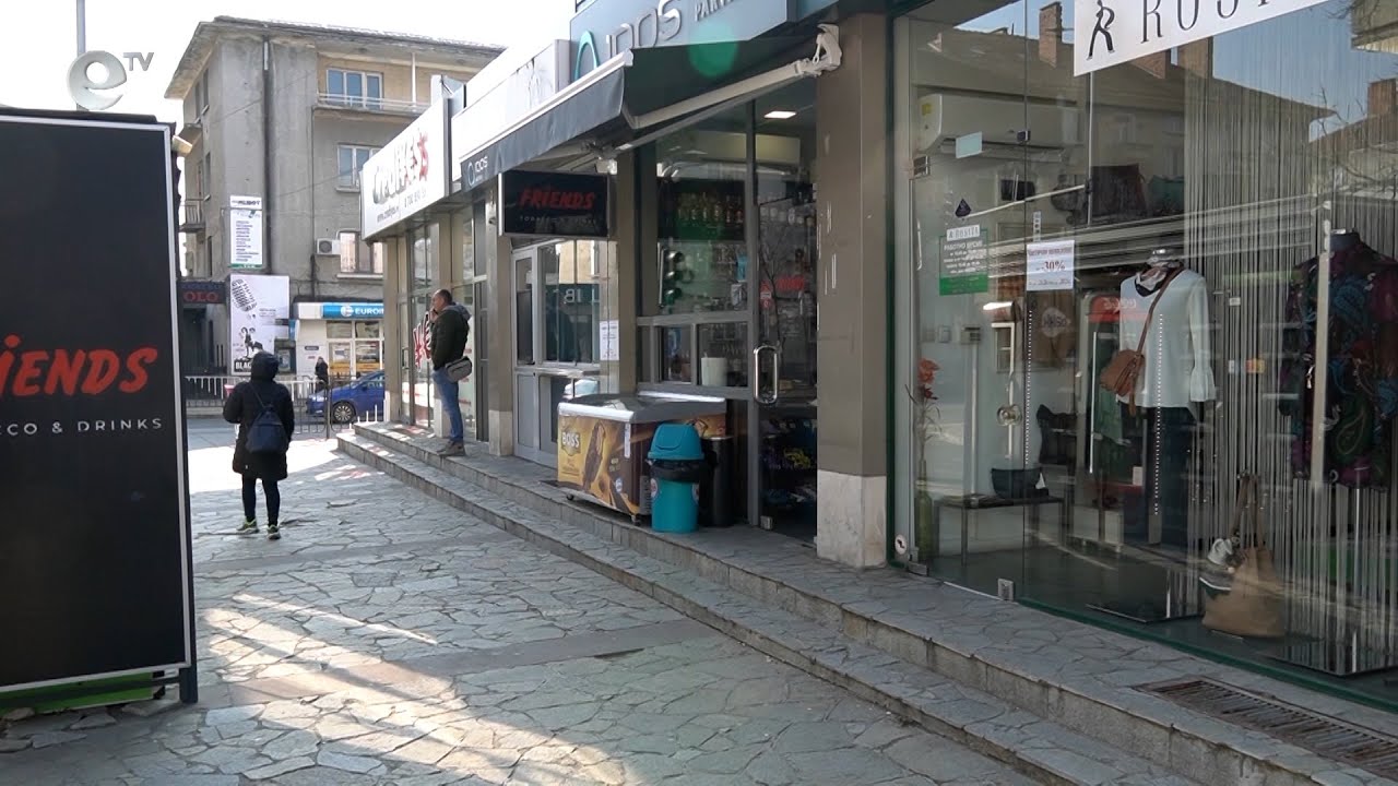 Маскиран и въоръжен мъж заплаши продавачка и обра магазин в Кърджали