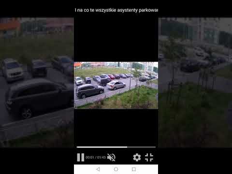 Kobieta wyjezdza z parkingu