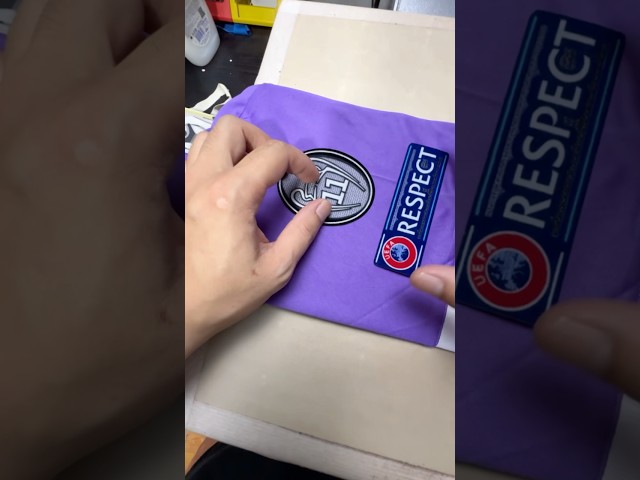 Vídeo relacionado con JYC CREATIVE Bufanda Oficial de Real Madrid, Equipación de Fútbol, Bandera y Gorro de Equipos, Regalo para Aficionados (FR/ES, Letras, Talla Única)