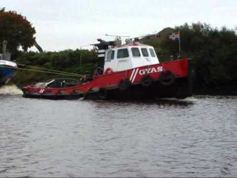 Vorbeifahrt Schlepper Gyas 2314857, bei der Arbeit, zu Berg auf der Hunte bei Oldenburg