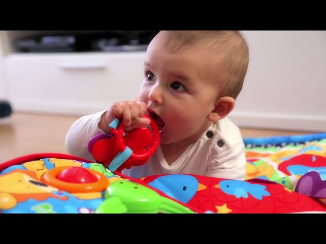 Vídeo relacionado con Fisher-Price mantita de Juego Extra Big Adventures - Con 4 Juguetes - Sin BPA - Motricidad Fina - 1,5 m x 81,2 cm - Regalo para Bebés de 0+ Meses, GXR53