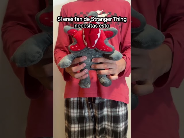 Vídeo relacionado con BARRADO Stranger Things - Peluche de los Personajes de Stranger Things - 28 Centímetros - Once, Will, Mike, Dustin, Lucas, Demogorgon - Calidad Super Soft (Lucas)