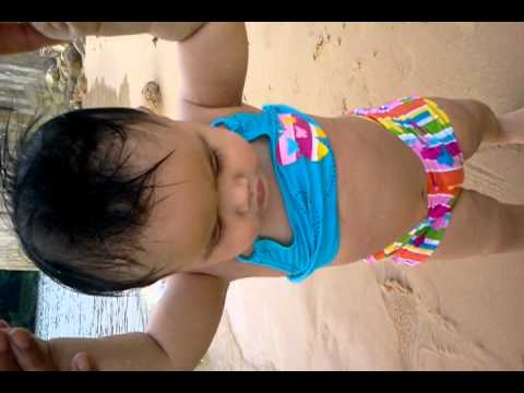 Kaleela Jalan2 di Pantai Damai