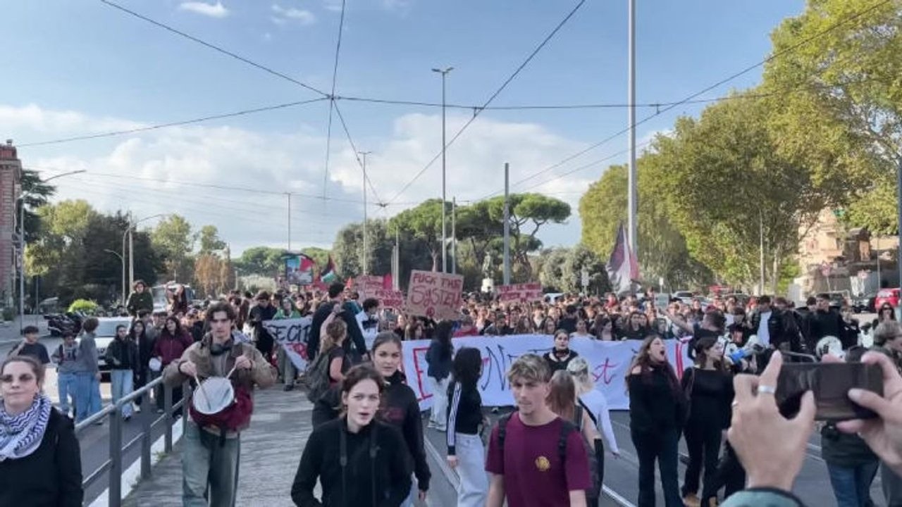 Fumogeni, striscioni in francese e cori contro il Governo alla manifestazione degli studenti a Roma
