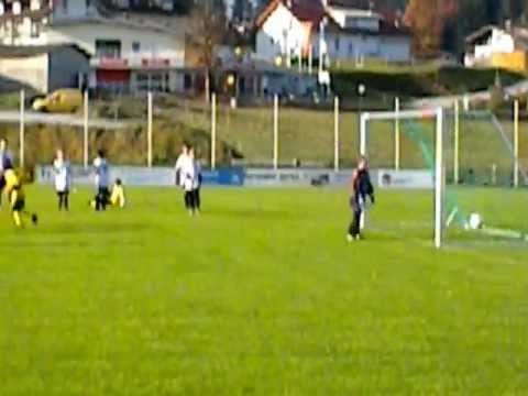 SU - Abtenau U11. Der 8 jährige Thomas locht zum 4 : 0 gegen Puch ein!