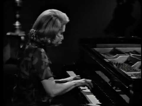 Rosa Sabater plays Mozart - Fantasia in C minor, K. 475 (VIDEO, 1972)