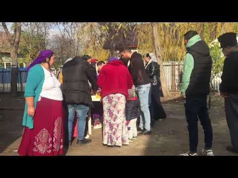 OBICEIUL TIGANILOR SA MANANCE IN PICIOARE--LA ILIE CAZANESTI..