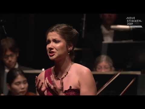 NEUE STIMMEN 2019 - Semi-Final: Hélène Carpentier sings "Mon père, il n'est pas d'incident..."