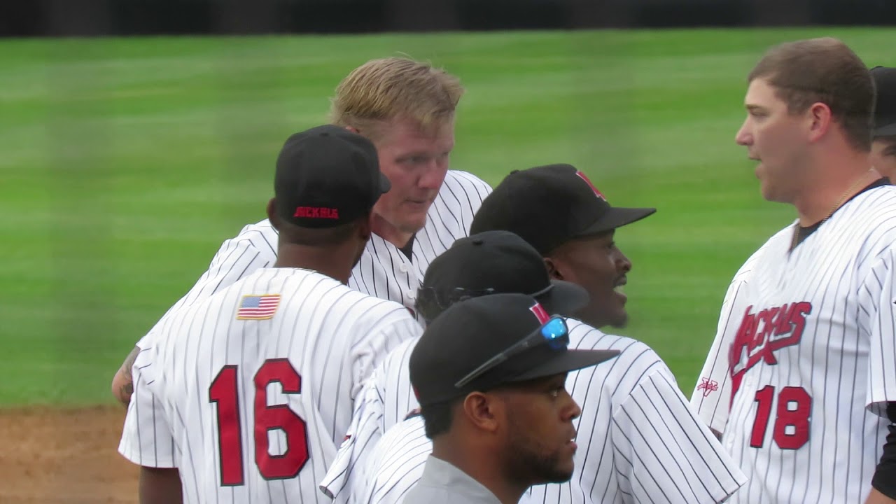 Vidéo: On se croirait dans SLAP SHOT...Version BASEBALL..