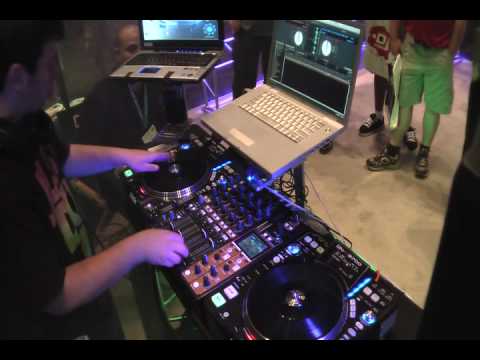 Denon S3700 with serato at International DJ EXPO 2009 (DJ A-Smooth)