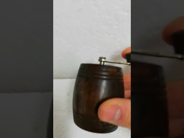 Vídeo relacionado con Homshsjhkis 2 Pcs Molinillo Pimienta, Núcleo de Cerámica Grosor Ajustable, Molinillo Sal Pimienta Manual Madera, Pimentero Molino Especias Uso Doméstico Profesional para Moler, Comino, Sésamo, Paprika