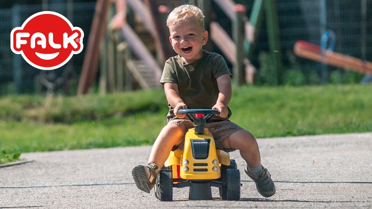 FALK - Detské odrážadlo Baby Komatsu s ťažným zariadením, lopatkou a hrabľami