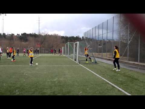 150416 Lovisa tränar fotboll med Uppsala IF, F01.