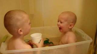 preview picture of video 'Brothers laughing in the tub.'