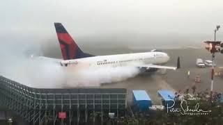 preview picture of video 'Cold Start engine Boeing 737_900 Delta Airline'