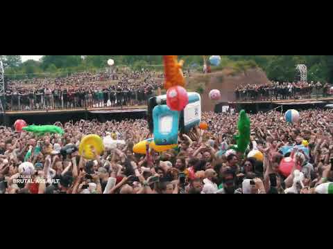 Gutalax Toi Toi Crowd Surfing