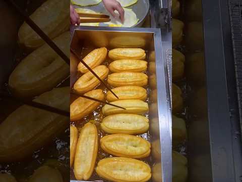 The process of making delicious fried dough sticks