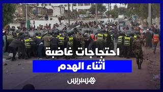 الدار البيضاء.. توتر واشتباكات بدوار العسكر خلال تدخل السلطات لهدم مساكن  وسط احتجاج السكان thumbnail