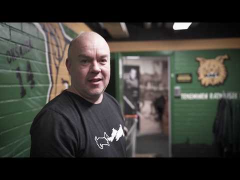 Huoltaja Janne Jansson esittelee Ilveksen pukukoppitilat