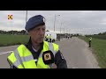 Politie zoekt naar vluchtelingen in vrachtwagens