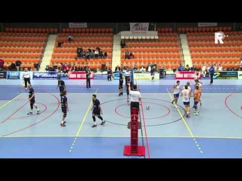 De laatste punten van de wedstrijd; Fusion speelt in de donkerblauwe shirts