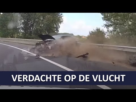 Politie | Valse kentekenplaten | Verdachte op de vlucht | Auto crasht op de snelweg