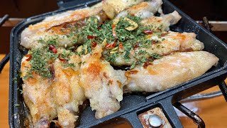 骨は残して割り箸は食べたように見える() - ペペロンチーノチキンバーを焼いてハイボールをキメるだけの動画