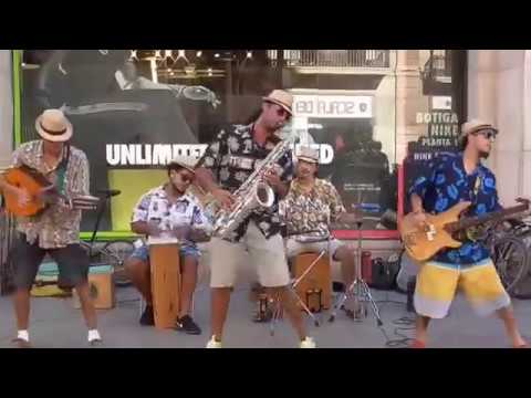 Musicos callejeros del Mundo  Latin Panas - Barcelona Cumbia popurri