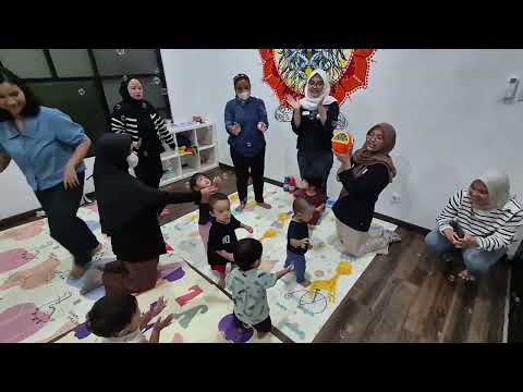 Kenaz was happy enjoying Montessori School with friends 😍