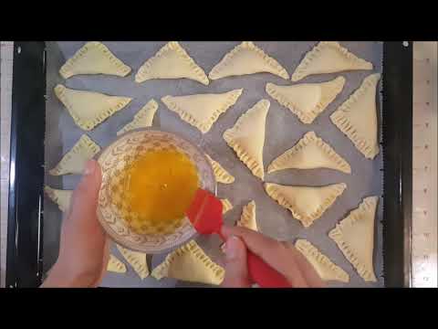 Triangles feuilletés aux amandes avec la pâte  feuilletée expresse