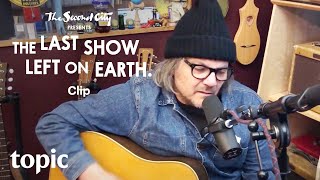 Wilco&#39;s Jeff Tweedy Performs On The Last Show Left On Earth