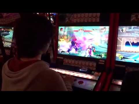 Daigo Umehara Playing Street Fighter USF4 (May 2014), Taito Station arcade