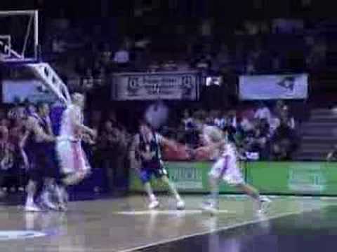 11 19-01-08 BCO-Bologna bis - Jerry Green scoort z'n typisch