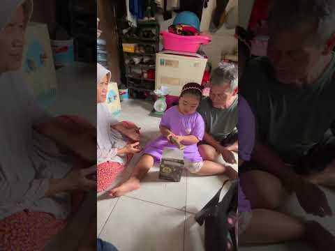 ES KRIM MINI UNTUK KAKEK & NENEK AKU😍 KHAYRA BOCIL BERBAGI ICE CREAM MAGNUM BUAT MBAH & UTI #shorts