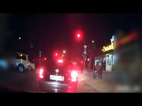 Zostawiła wózek z dzieckiem pod sklepem