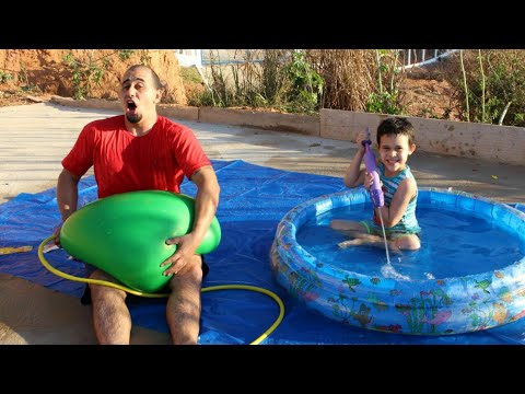 BRINCAMOS NA NOSSA MINI PISCINA E ENCHEMOS UM BIG BALÃO GIGANTE DE ÁGUA