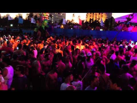 DJ Gustavo Scorpio spinning (Miami Muscle Beach 2011) #1