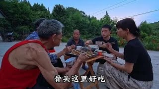 小谭买条5条重鱼到舅妈家整烤鱼，味道巴适得板，一家人边吃边聊#小小譚 #農村生活 #美食